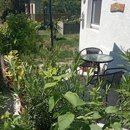 Balatongyoengye Vendeghaz Guest house